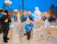 А кто-то строил настоящую снежную крепость.