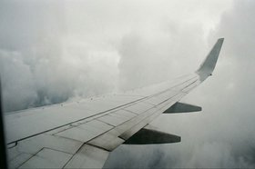 Крыло самолета. Изображение сгенерировано нейросетью Nano Banana Pro