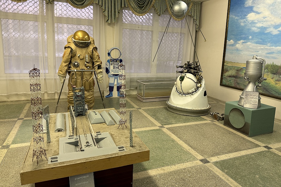 Скафандр космонавта полужесткого типа «Орлан» и макет стартового комплекса