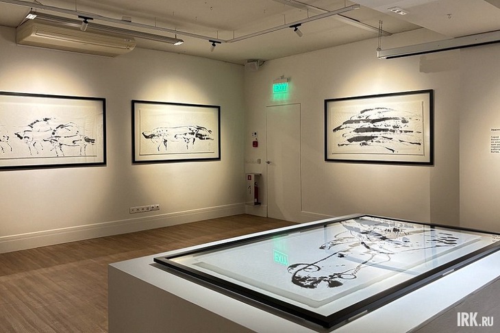 Кони на картинах выставки «Тушь». Фото Марины Палеевой, IRK.ru