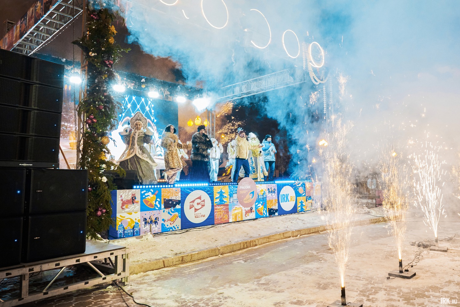 Пришедших ждала часовая праздничная программа, организованная творческими коллективами города.