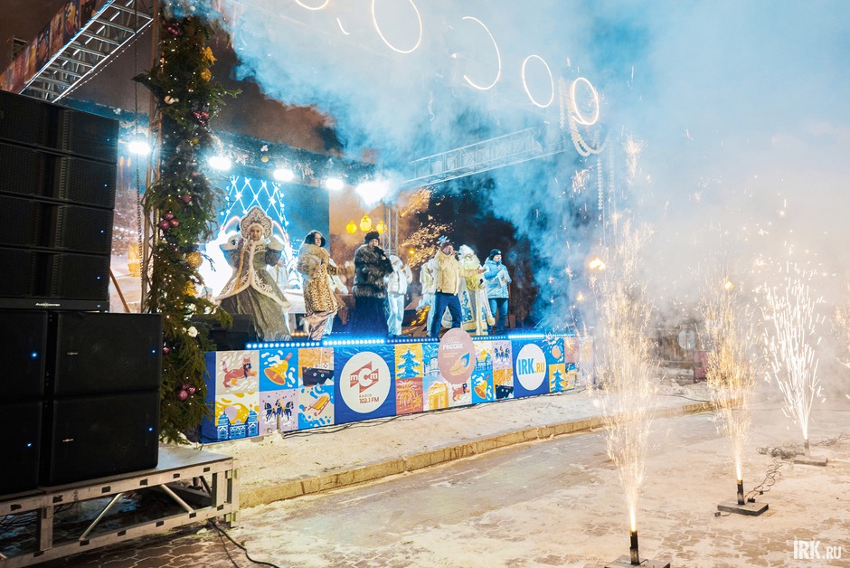 Пришедших ждала часовая праздничная программа, организованная творческими коллективами города.