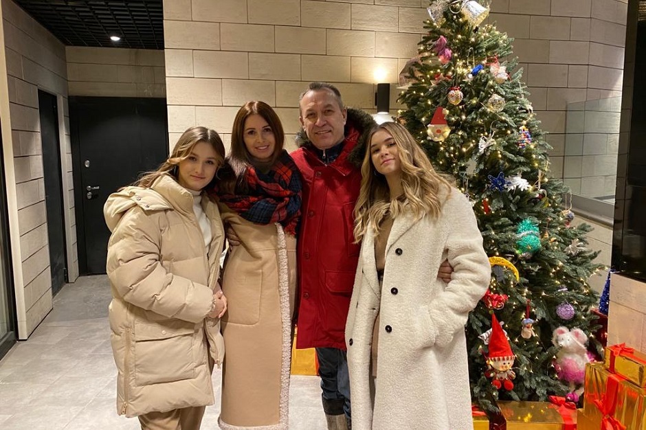 Николай Труфанов с супругой и младшими дочерьми