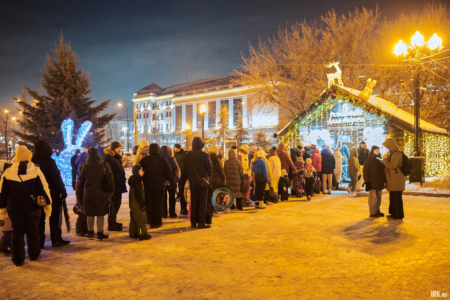 Традиционно длинная очередь выстроилась и у резиденции Деда Мороза.