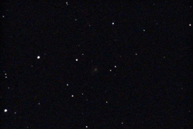 На снимках объект выглядит как слабое туманное пятно. Фото из телеграм-канала «Иркутский астроном»