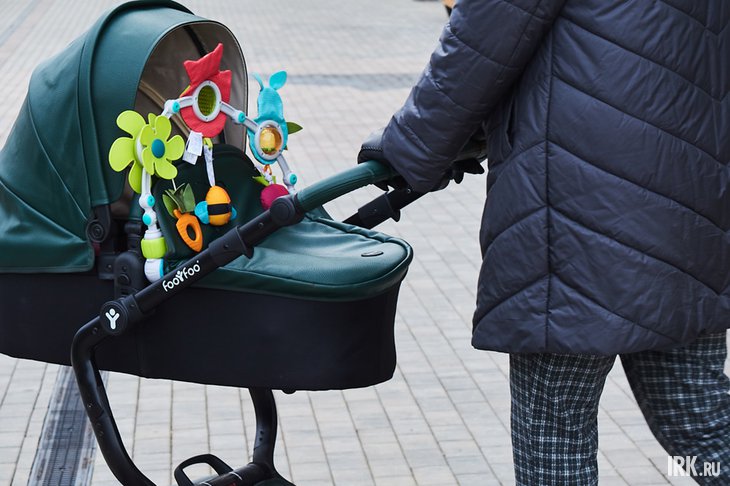 Женщина с коляской. Фото Маргариты Романовой, IRK.ru