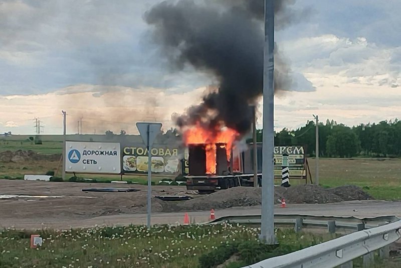 Сгоревшая фура. Фото из соцсетей губернатора Иркутской области Игоря Кобзева