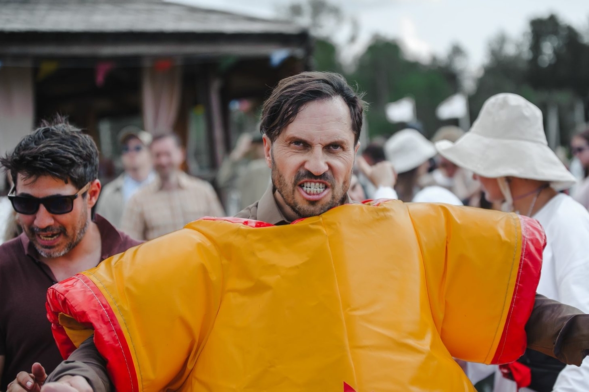 Александр Ревва на съёмочной площадке фильма «Папа может». Фото: kino-teatr.ru