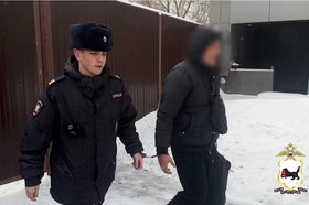 Полицейский и задержанный. Фото пресс-службы ГУ МВД России по Иркутской области