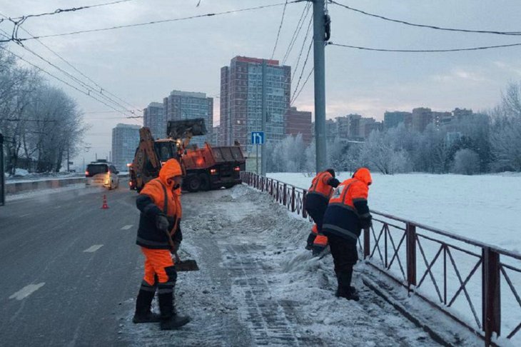 Уборка снега. Фото пресс-службы администрации Иркутска