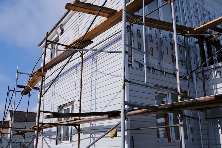 Утепление дома. Скриншот видео ООО «ЭН+ ГИДРО»