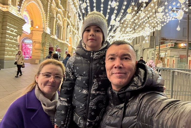 Евгений Сарсенбаев с семьей