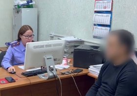 Следователь и задержанный чиновник. Фото пресс-службы СУ СКР по Иркутской области
