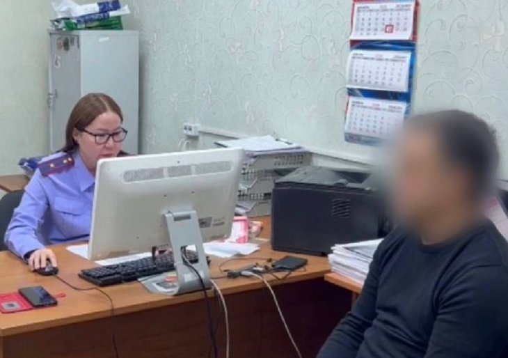 Следователь и задержанный чиновник. Фото пресс-службы СУ СКР по Иркутской области