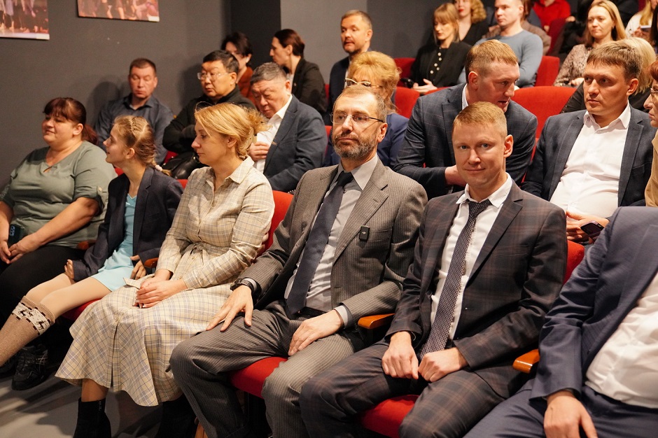 Депутаты в центре танца. В первом ряду рядом со спикером — Гудков, фото IRK.ru