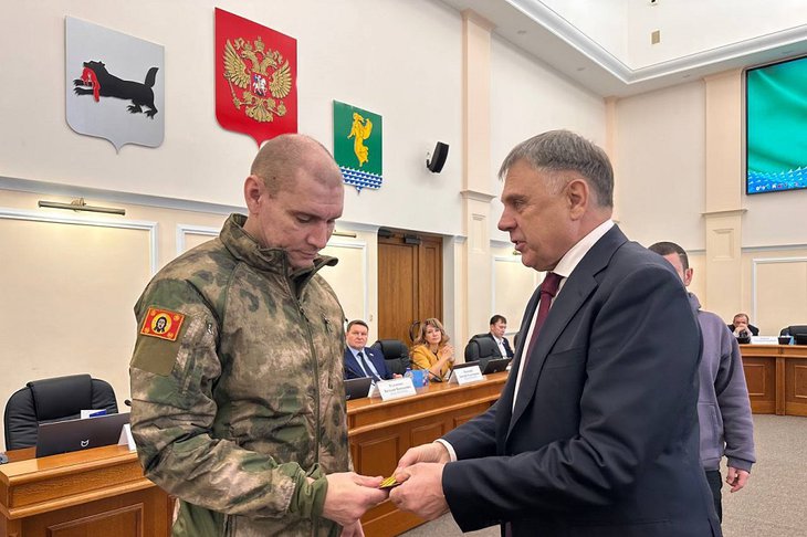 Передача награды. Фото из телеграм-канала Сергея Петрова