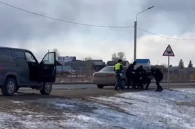 Задержание мужчины. Скриншот видео ГУ МВД России по Иркутской области