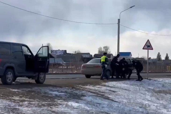 Задержание мужчины. Скриншот видео ГУ МВД России по Иркутской области