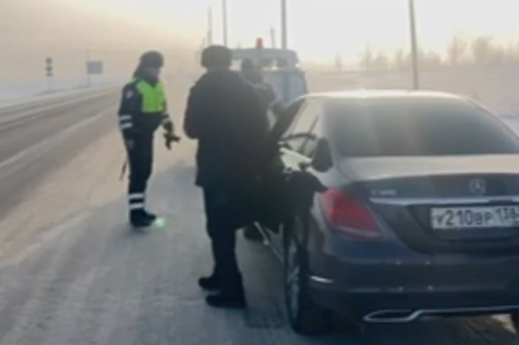 Сотрудники полиции помогли семье, замерзавшей в машине. Скриншот видео пресс-службы Госавтоинспекции Иркутской области