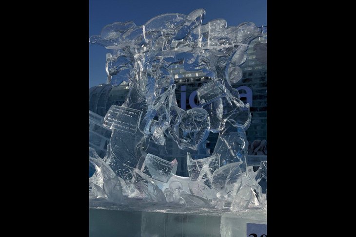 Скульптура «Один в лесу». Фото из телеграм-канала Olkhon Ice Fest