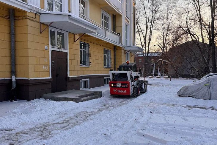 Уборка снега с улиц города. Фото пресс-службы администрации Иркутска