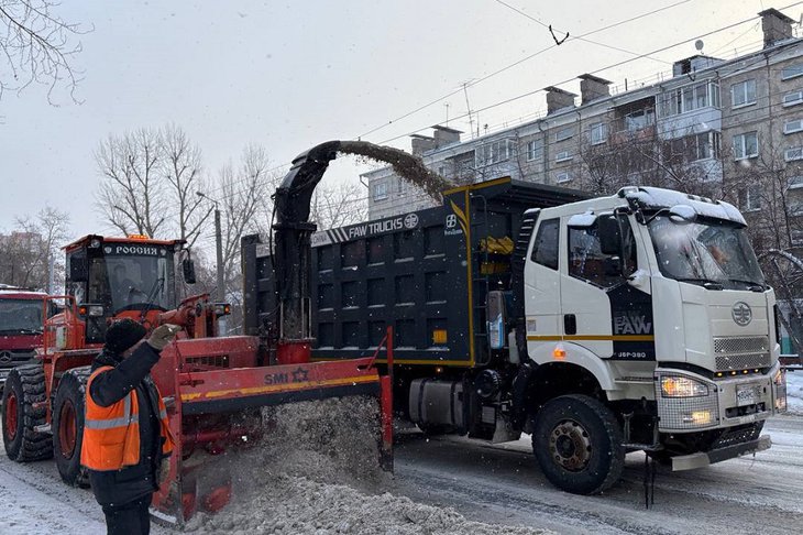 Уборка снега. Фото пресс-службы администрации Иркутска