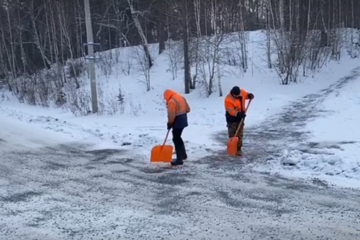 Специалисты засыпают стихийную горку. Скриншот видео пресс-службы Госавтоинспекции Иркутска