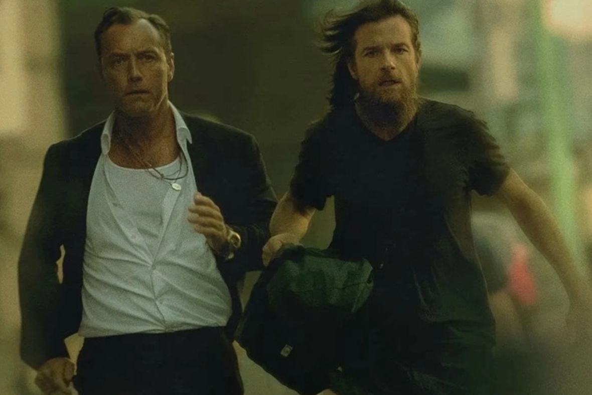 Джуд Лоу и Джейсон Бейтман в сериале «Чёрный кролик» Джуд Лоу и Джейсон Бейтман в сериале «Чёрный кролик»