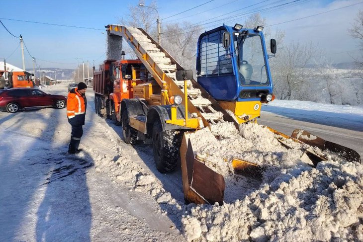 Уборка снега в Иркутске. Фото пресс-службы мэрии города