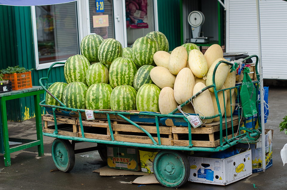 Фруктовых палаток на ярмарке немного, больше овощных.