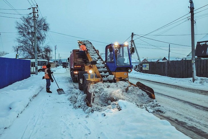 Уборка снега с улиц города. Фото пресс-службы администрации Иркутска