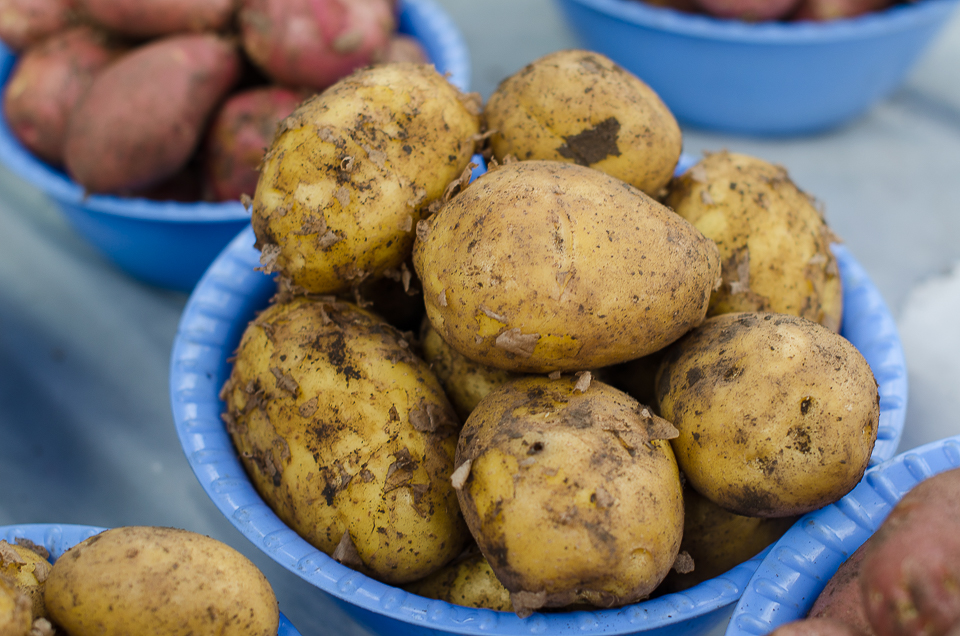 Продавец говорит, что из-за нехватки дождей, картошка в этом году мелкая.
