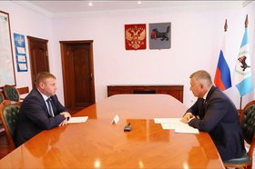 Александр Шуваев и Игорь Кобзев. Фото пресс-службы правительства региона