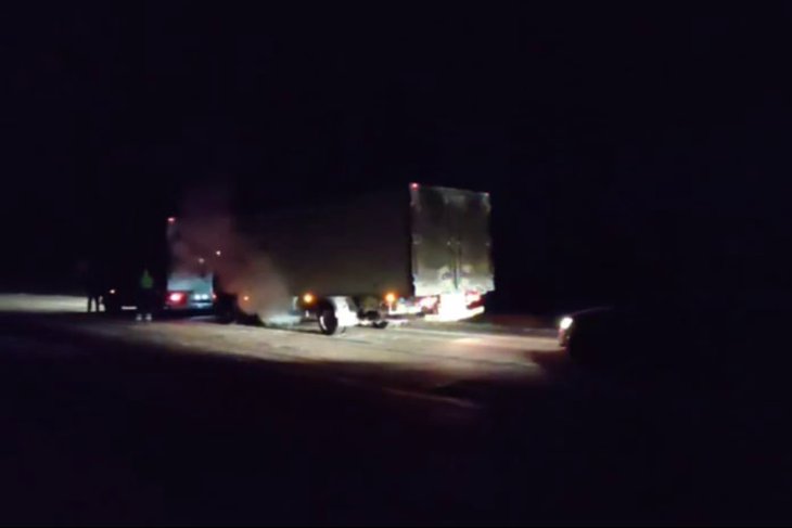 Грузовик. Скриншот видео Госавтоинспекции Иркутской области