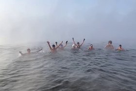 Моржи. Скриншот видео Анны Бутаковой, телеграм-канал «Моржи Иркутска и Байкала»