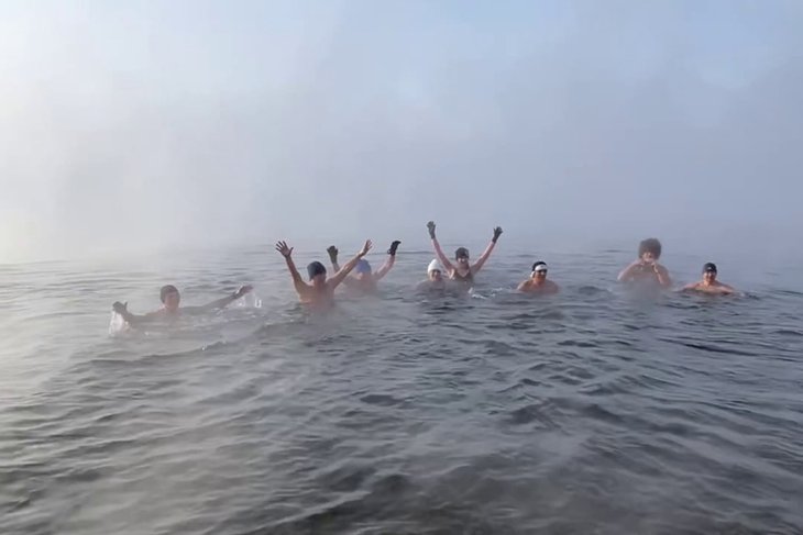 Моржи. Скриншот видео Анны Бутаковой, телеграм-канал «Моржи Иркутска и Байкала»