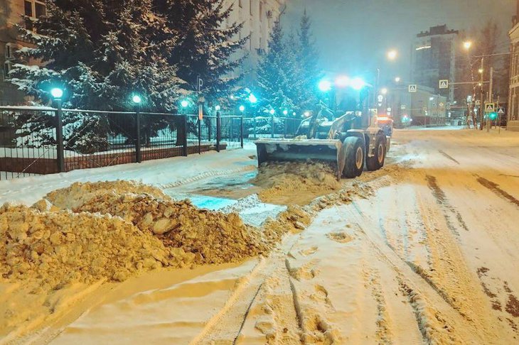 Уборка снега с улиц города. Фото пресс-службы администрации Иркутска