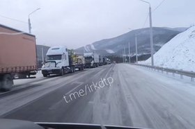 Скопление фур на трассе. Скриншот видео из телеграм-канала «ДТП 38RUS»