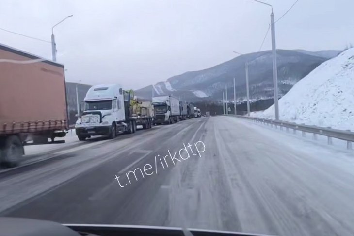 Скопление фур на трассе. Скриншот видео из телеграм-канала «ДТП 38RUS»