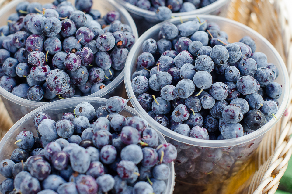 На ярмарке большой выбор ягоды. Здесь можно купить малину, крыжовник, смородину и даже голубику.
