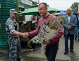 С пустыми руками Сергея Ерощенко не отпустили — подарили букет гладиолусов.