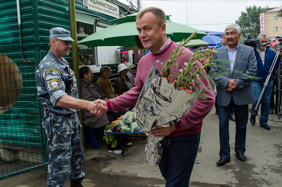 С пустыми руками Сергея Ерощенко не отпустили — подарили букет гладиолусов.