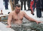 Мужчина окунается в прорубь. Фото Маргариты Романовой, IRK.ru