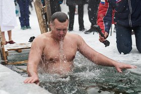 Мужчина окунается в прорубь. Фото Маргариты Романовой, IRK.ru