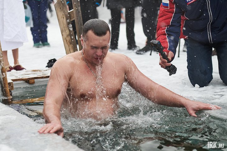 Мужчина окунается в прорубь. Фото Маргариты Романовой, IRK.ru