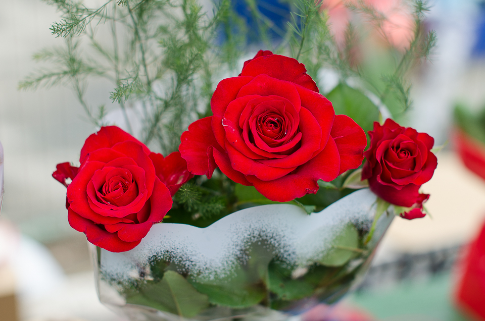 Садовые розы на одном из прилавков.