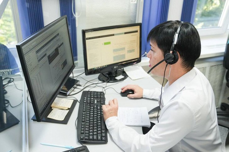 Оператор контакт-центра. Фото «Иркутскэнергосбыта»
