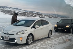 Автомобили на льду. Фото пресс-службы «Заповедного Прибайкалья»