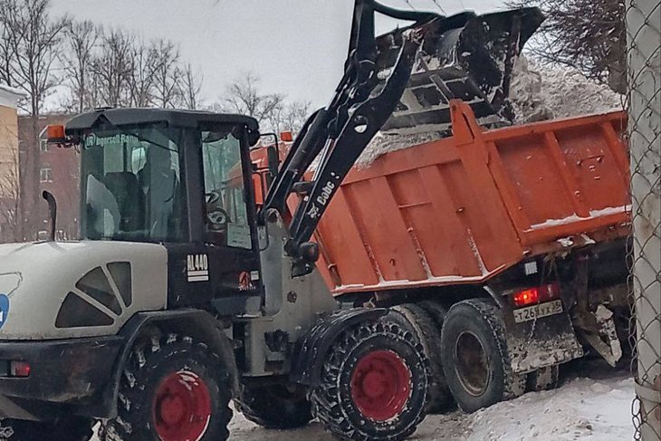 Уборка снега. Фото пресс-службы мэрии Иркутска