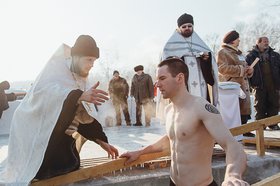 Мужчина в проруби. Фото Артема Моисеева, IRK.ru